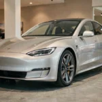 Berline électrique 2024 exposée dans un showroom moderne avec carrosserie argentée et design aérodynamique futuriste
